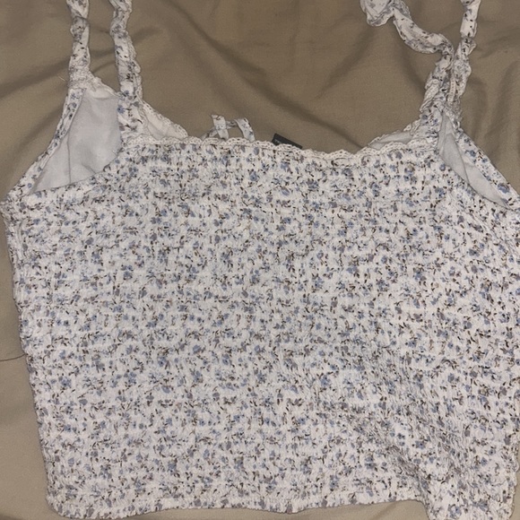 forever 21 cropped tank top, white and blue floral with buttons and tie, size M - Picture 2 of 2